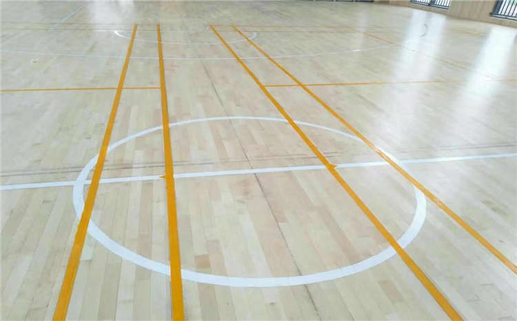 五角楓羽毛球館木地板多少錢(qián)一平米？